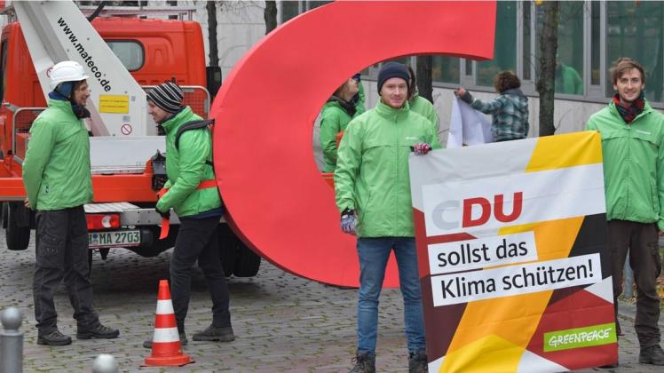 Greenpeace-Aktivisten haben das C an der CDU-Zentrale in Berlin abmontiert und fordern die Partei auf, das Klima besser zu schützen. Foto: dpa/Paul Zinken