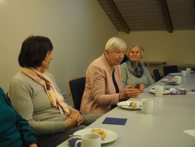 Selbstbewusst und selbstbestimmt: Hanna Behrens (Mitte) und Elisabeth Gusy (rechts) erzählten aus 30 Jahren Frauengesprächskreis. Foto: Niklas Golitschek