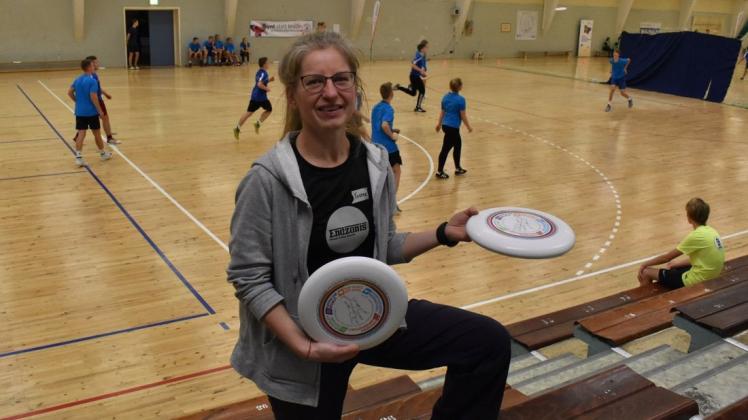 Fünf gegen Fünf, Mädchen und Jungen gemischt: Cheforganisatorin Yvonne Franke freut sich über das bunte Treiben bei den 1. Rostocker Schulmeisterschaften im Ultimate Frisbee.