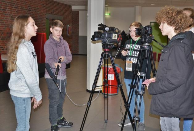 Bei der Aktion "Pimp your town" im Schulzentrum Lohne durfte ein Presseteam nicht fehlen. Zu seinen Aufgaben gehörte auch die Aufnahme eines Interviews mit einer "Nachwuchspolitikerin." Foto: Sebastian Hamel Bei der Aktion "Pimp your town" im Schulzentrum Lohne durfte ein Presseteam nicht fehlen. Zu seinen Aufgaben gehörte auch die Aufnahme eines Interviews mit einer "Nachwuchspolitikerin." Foto: Sebastian Hamel