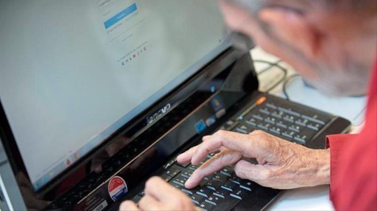 Ein Mitglied des Senioren Computer Clubs SCC surft im Netz. Viele Ältere fühlen sich nicht sehr sicher im Umgang mit dem Internet. 