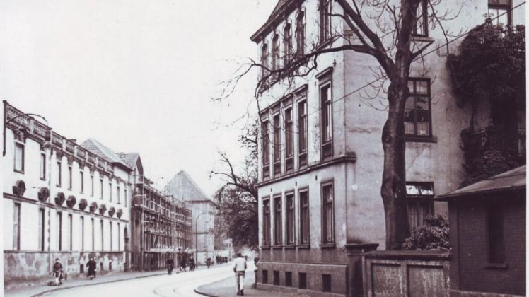 Der Neue Graben vermutlich in den 1930er-Jahren. Links das Schloss, rechts das Wohnhaus der Familie Künsemüller. Foto: Archiv Ruth Sanders