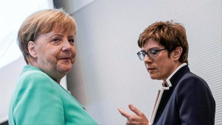 Angela Merkel und Annegret Kramp-Karrenbauer sprechen vor einer Fraktionssitzung. 