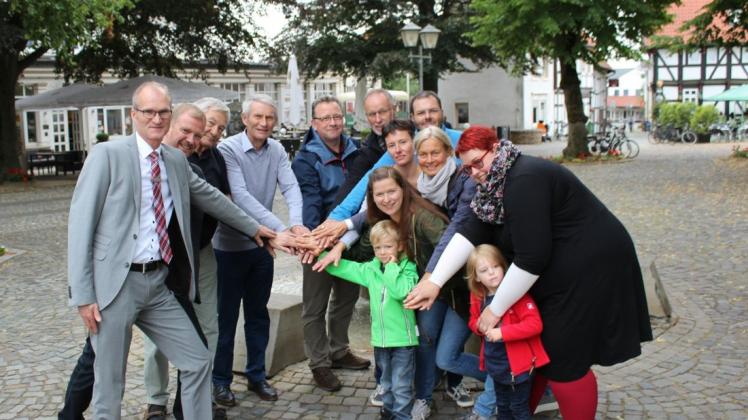 Starke Kooperation für den Bambini-Lauf: (von links) Martin Ohmäscher, Michael Kleine-Heitmeyer, Rolf (Rolli) Bührmann, Jürgen Frieler, Thomas Krawczak, Günter Natemeyer, Björn Plutka, Ulrike Kunter, Wiebke Müller, Jana Garske und Diana Niesemeyer. Foto: Kai Dirk Niesemeyer