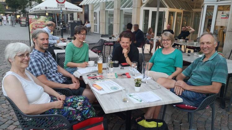 Sechs der acht bisherigen Mitglieder von "Parents for Future" in Osnabrück. Foto: Stella Essmann