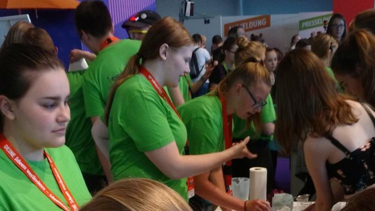 Mitmachen erwünscht: die Schülerinnen (in grünen T-Shirts) an ihrem Stand auf der Ideen-Expo. 