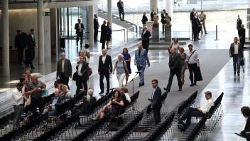 Zu einer Sondersitzung kamen die Bundestagsabgeordneten im Paul-Löbe-Haus zusammen – einigen passte das aber gar nicht. Foto: Michael Kappeler/dpa