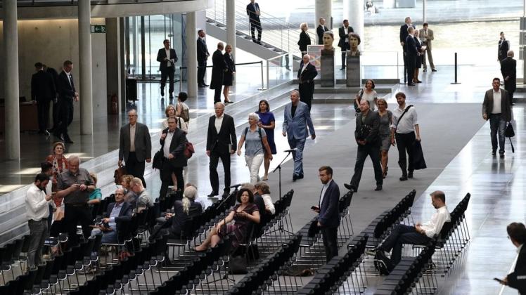 Zu einer Sondersitzung kamen die Bundestagsabgeordneten im Paul-Löbe-Haus zusammen – einigen passte das aber gar nicht. Foto: Michael Kappeler/dpa