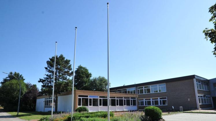 Derzeit unbeflaggt: die neuen Masten am Gymnasium Papenburg. 