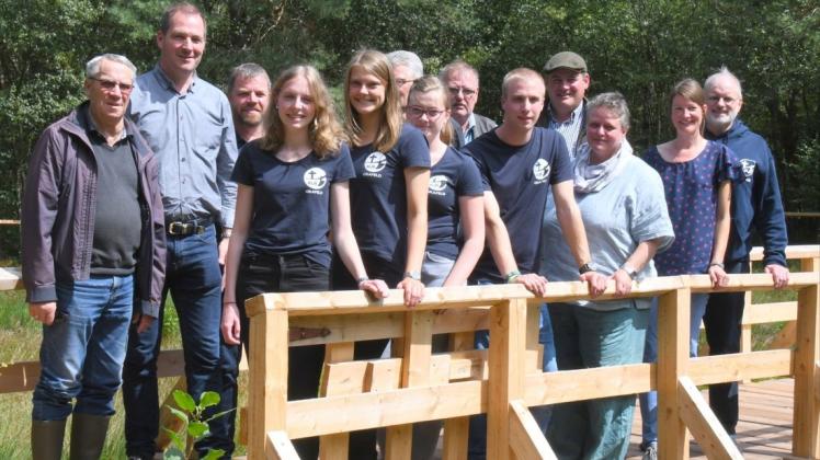 Samtgemeindebürgermeister Benno Trütken (Zweiter von links) begrüßte viele Offizielle, die leider nur eine kleine Abordnung der Katholischen Landjugend Grafeld (Mitte) unter Führung des Vorstandsmitgliedes Lars Middendorf umrahmten, da die meisten Mitglieder den 14 Uhr-Termin wegen Arbeitsverpflichtungen nicht wahrnehmen konnten. Foto: Siegfried Wistuba