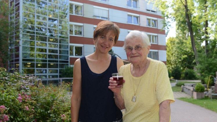 Trotz der Hitze gut gelaunt: Die 93-jährige Elisabeth Schmidt. Links die stellvertretende Pflegedienstleiterin im Stephanushaus, Brigitte Duisen. Foto: Thomas Pertz