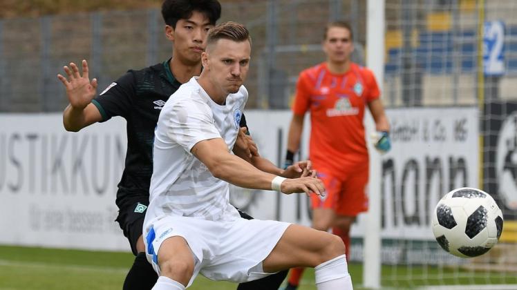 Fest verpflichtet: Jegor Jagupov (vorne, hier im abschließenden Testspiel gegen die U23 von Werder Bremen) stürmt in der Regionalligasaison 2019/20 für die Sportfreunde. Foto: Manfred Mrugalla