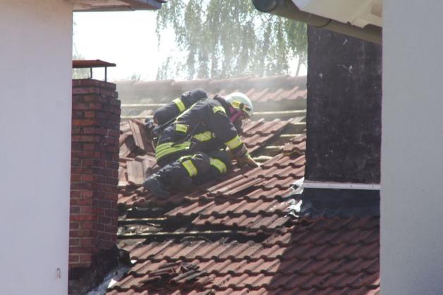 Der Dachstuhl ist bei dem Feuer schwer in Mitleidenschaft gezogen worden. Foto: Günther Richter