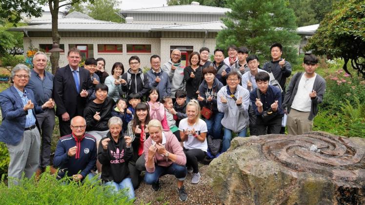 Insgesamt 22 Koreaner haben die Clemens-August-Jugendklinik in Neuenkirchen-Vörden besucht und sich über das Konzept der Bewegungstherapie informiert. Foto: Clemens-August-Jugendklinik