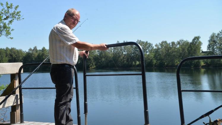 Martin Schmees vom Fischereiverein Lingen zeigt die beschädigte Absperrung: Am rechten Holm wurde die Metallstange, die zur Befestigung im Steg dient, gewaltsam herausgebrochen. Foto: Wilfried Roggendorf