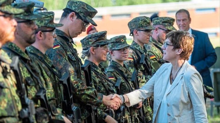 Fordert deutlich mehr Geld und eine stärkere Anerkennung für die Bundeswehr: die Verteidigungsministerin Annegret Kramp-Karrenbauer. 