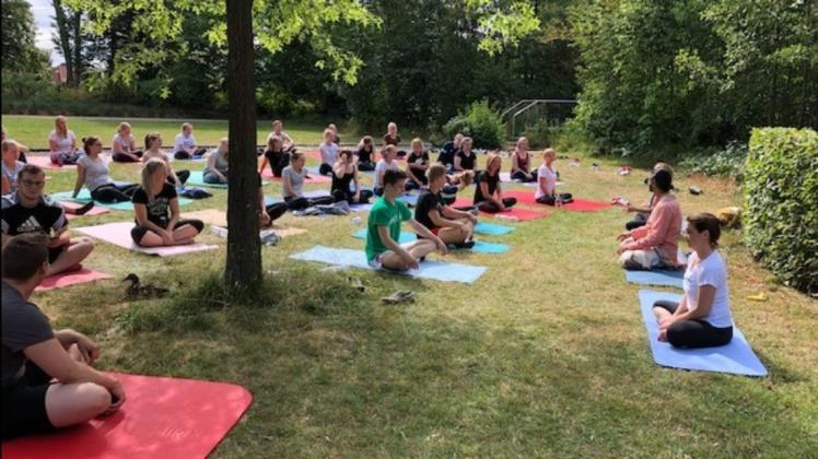 Rund 80 Schüler und Dozenten der Eva-Hüser-Physiotherapieschule trafen sich zu Yoga im Bad Laerer Kurpark. 