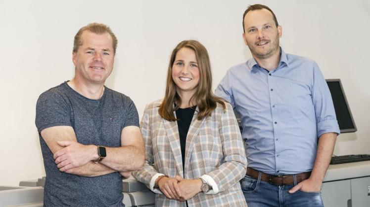 Geschäftsführer Frank Uhlig (links) und Bastian Schulze  begrüßen Patrizia Stindt als neue Leiterin der Digitaldruckerei. Foto: Blueprint Fotostudio