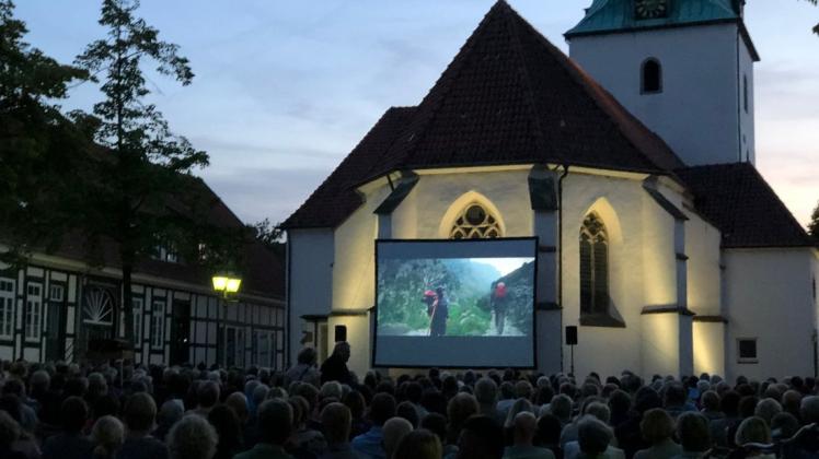 Mehr als 500 Gäste ließen sich das Sommerflimmern – Kino auf dem Lande 2018 auf dem Bad Essener Kirchplatz nicht entgehen und sahen vor der romantischen Kulisse der St. Nikolai-Kirche „Ich bin dann mal weg“. Foto: Imma Schmidt