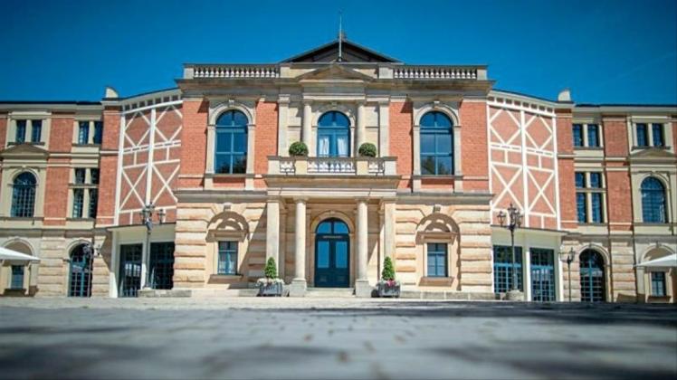 Vor dem Bayreuther Festspielhaus wird der rote Teppich ausgerollt. 