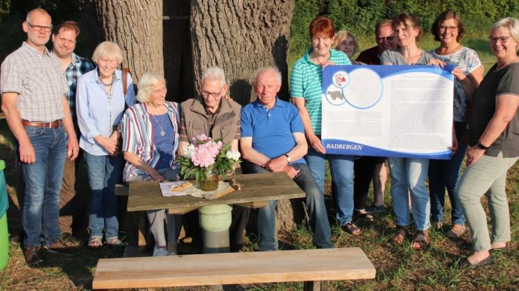 Während eines Besuchs am Standort „Eiche“ bedankte sich die Arbeitsgruppe „Lebendiger Ortskern Badbergen“ bei Margot und Heinrich Liere und Wilfried Tiegs für die in der Vergangenheit geleistete Arbeit. Foto: Standortgruppe Badbergen
