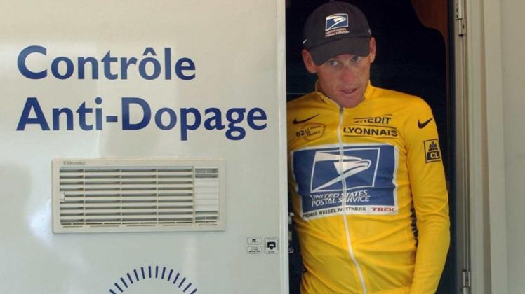 Der US-Amerikaner Lance Armstrong vom Team US Postal geht bei der Tour de France im gelben Trikot durch eine Tür an der «Controle Anti-Dopage» steht. Foto: Gero Breloer/dpa