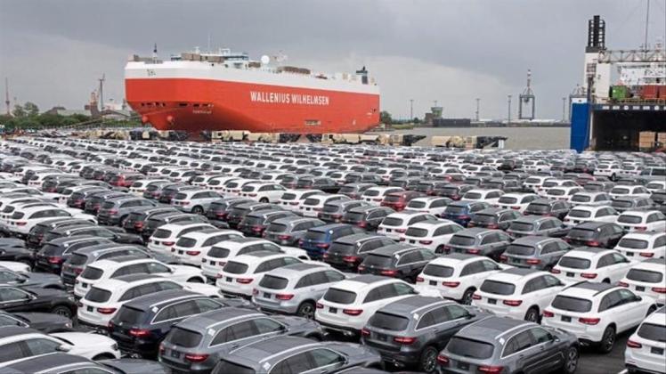 Der Handelsstreit drückt auf das Geschäftsklima: Am Autoterminal in Bremerhaven stehen Mercedes-Modelle für den Export bereit. 