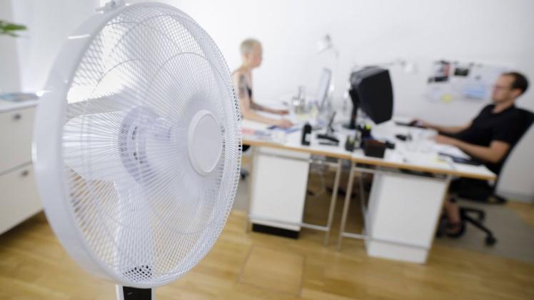 Trotz Ventilator kann es in manchen Büros unangenehm heiß werden. Symbolfoto: imago images /Thomas Trutschel