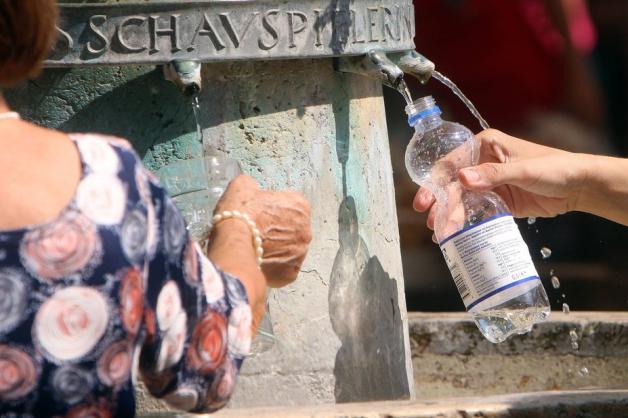 Am Viktualienmarkt in München stehen Trinkwasserbrunnen. Nach Wunsch der Grünen soll es künftig noch viele weitere geben. Foto: imago images / Ralph Peters
