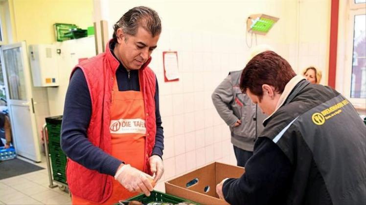 Mitarbeiter der Bremerhavener Tafel bereiten Obst und Gemüse vor. In Bremen waren im vergangenen Jahr 22,7 Prozent der Menschen von Armut bedroht. 