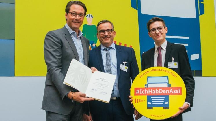 Bundesminister Andreas Scheuer (links) begrüßte Frank Wehrmann (Mitte) und dessen Sohn Moritz als neue Sicherheitspartner. 