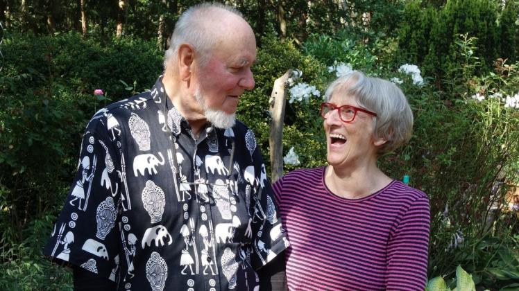 Günter Berger im heimischen Garten mit seiner Frau Elke Tholen, ebenfalls eine bekannte Künstlerin. Foto: Ole Rosenbohm