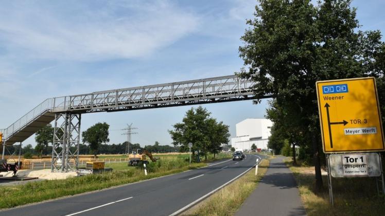 Eine neue Brücke "empfängt" künftig Autofahrer, die auf der Rheiderlandstraße in Richtung Meyer Werft unterwegs sind. Die Brücke verbindet den neuen Parkplatz der Werft (links) mit dem Werftgelände. Foto: Daniel Gonzalez-Tepper