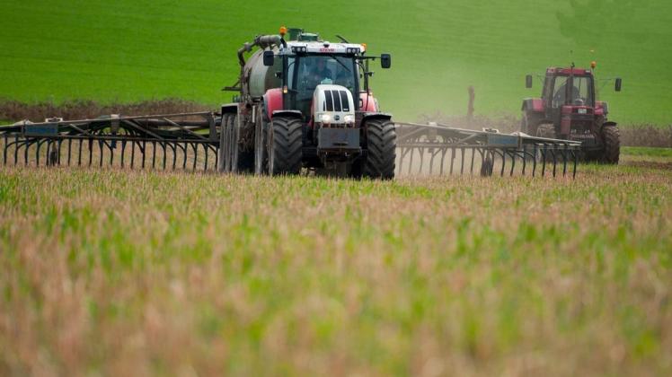 Ein Landwirt düngt sein Feld in Niedersachsen. Foto: dpa/Schulze