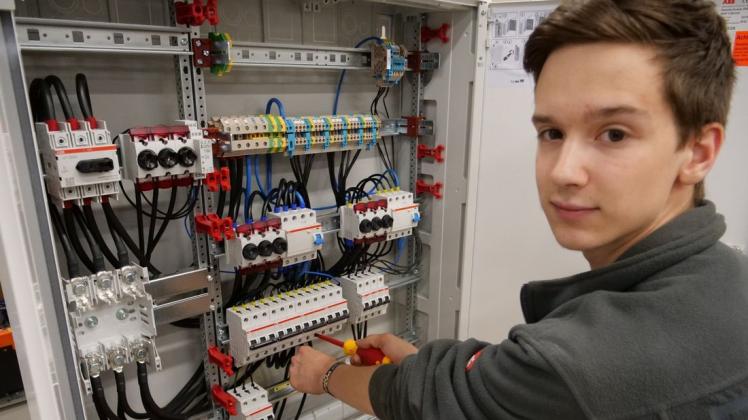 Maurice Kehr (21) ist der erste Influencer der Firma Osmo-Anlagenbau in Georsmarienhütte. Er absolviert zur Zeit eine Lehre zum Elektroniker in Energie- und Gebäudetechnik und zeigt, welche Arbeiten auf einen "Elektromonteur" zukommen könnten. Foto: Monika Vollmer