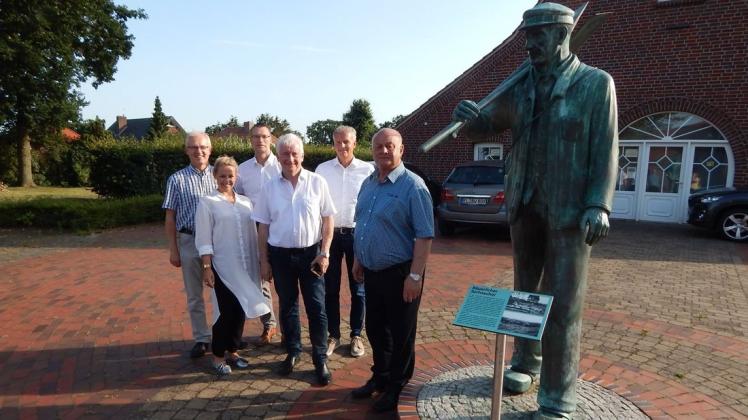 Abschlussveranstaltung im Info-Zentrum: (von links) Jürgen Schewe und Malin Baruschke haben Ralph Deitermann, Christoph Hüntelmann, Uwe Carli und Hermann Willenborg das neue Tourismuskonzept für die Gemeinde Esterwegen vorgestellt. Foto: Insa Pölking