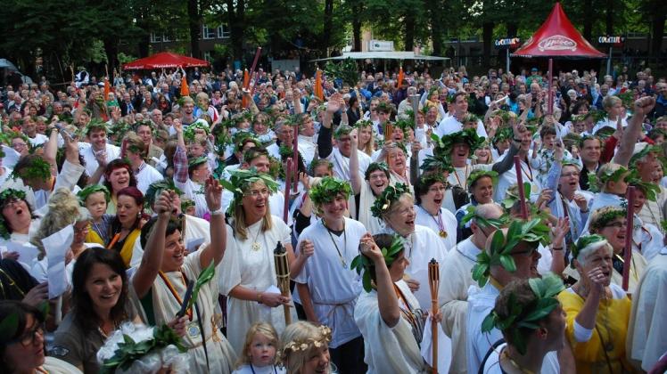 Bei der Stadtwette 2012 feierten die 276 als antike Olympioniken verkleideten Meppenerinnen und Meppener ihren Triumph auf der Schülerwiese. 
