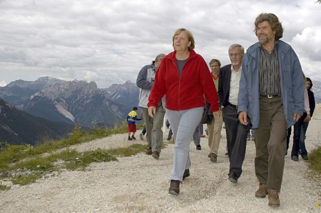 Angela Merkel bei einer Wanderung 2006 zusammen mit Bergsteiger Reinhold Messner. Foto: dpa