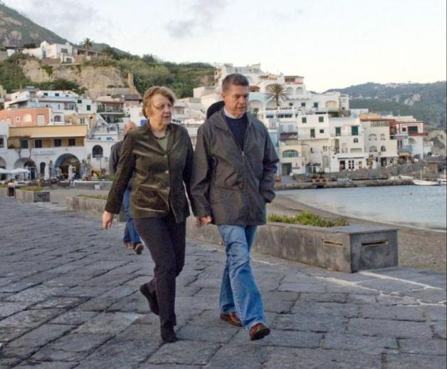 Angela Merkel und Joachim Sauer 2014 auf Ischia. Foto: dpa/Ciro Fusco