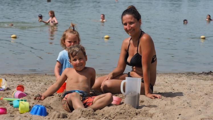 Daniela Lemke (rechts) aus Elsfleth mit Sohn Leon (vorne) und Freundin Emmi (hinten) verbrachten den heißen Sommertag am Sielingsee. Foto: Niklas Golitschek