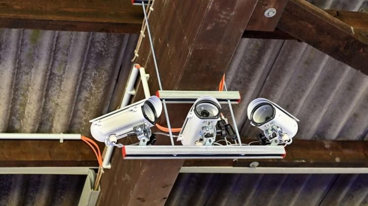 Unter den Dächern hängen die Tracking-Kameras. Foto: Helmut Kemme