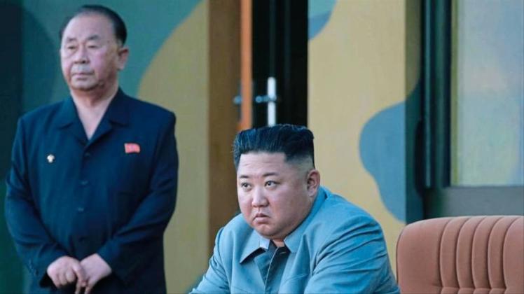 Nordkoreas Machthaber Kim Jong Un verfolgt den Raketentest. 