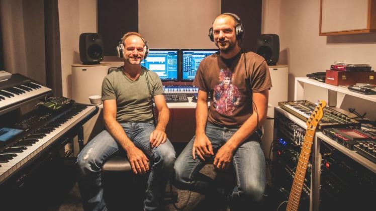 Das Album "Night Travellers" ist im eigenen Musikstudio von Thomas Lemmer (links) in Bramsche entstanden. Aufgenommen hat er es mit seinem Kollegen Andreas Bach. Foto: Thomas Lemmer