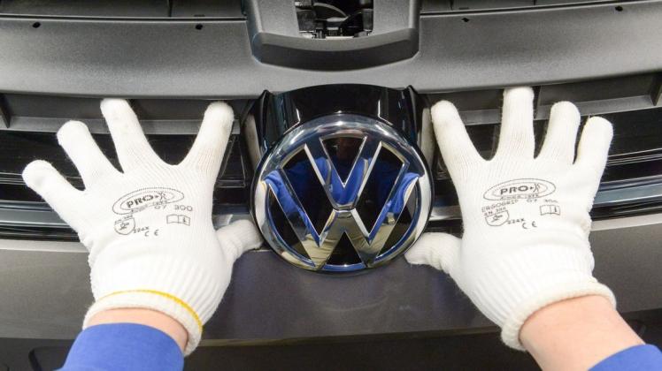 Der VW-Konzern hat überraschend im ersten Halbjahr mehr verdient. Foto: Peter Endig/dpa