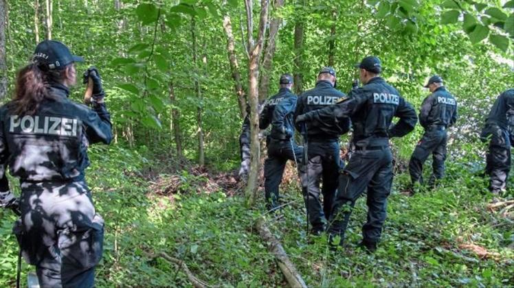 Polizisten suchen in einem Waldstück bei München nach zwei Leichen. Eine 41-Jährige aus München und ihre Tochter werden seit rund zwei Wochen vermisst. 