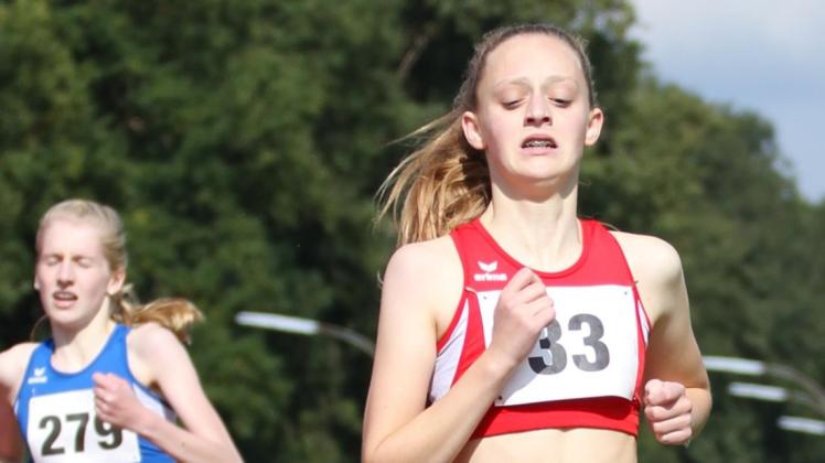 Nele Heymann (r.) startet bei der Jugend-DM in Ulm  über 1500 Meter. 