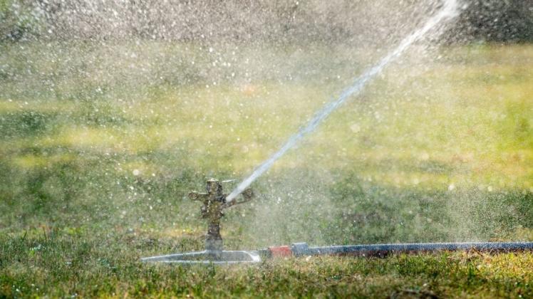 Rasensprenger sollen im nördlichen Emsland aufgrund der Wasserknappheit nicht mehr genutzt werden.  Foto: Archiv/Patrick Pleul/dpa