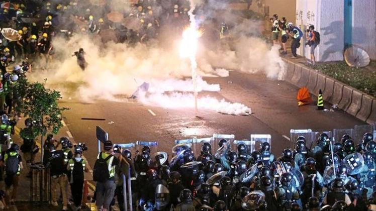 Polizisten feuern bei den Massenprotesten in Hongkong mit Tränengas auf die Demonstranten. 