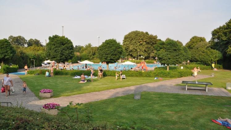 Ab September wird das Freibad Ueffeln saniert. Dafür müssen Anfang September Gehwegplatten, Büsche und Bäume entfernt werden. Der Förderverein hofft dafür auf Unterstützung. Foto: Eva Voß