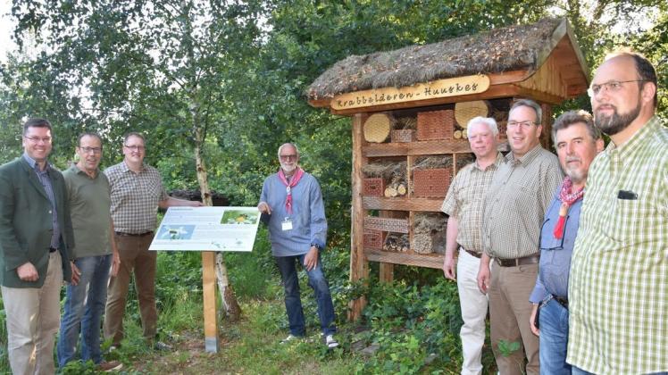 Das Insektenhotel in der Von-Velen-Anlage stellten (von links) Thomas Schomaker, Bernhard Jordan, Ansgar Kösters, Ludger Stukenborg, Wilhelm Schepers , Hans Stell, Hans-Josef Meyer und Karl-Heinz Steenken auf. Foto: Hermann-Josef Döbber